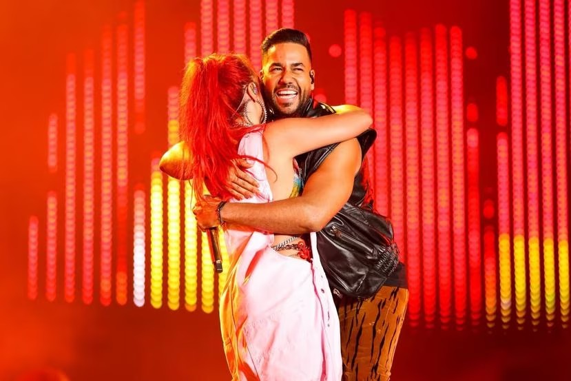 Karol G sube a Romeo Santos al escenario durante concierto en PR y este hace un anuncio
