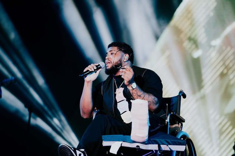 La razón por la que Chris Lebrón se encontraba en silla de ruedas en concierto de Arcángel