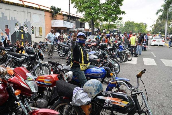 Ni los motoristas se salvan, pagarán RD$1,200 por placa