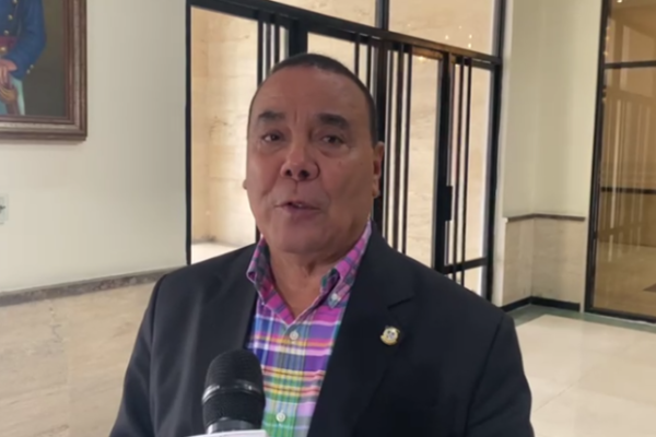Diputado Alcibíadez Tavávez denuncia retrasos en la remodelación del Malecón de San Pedro de Macorís