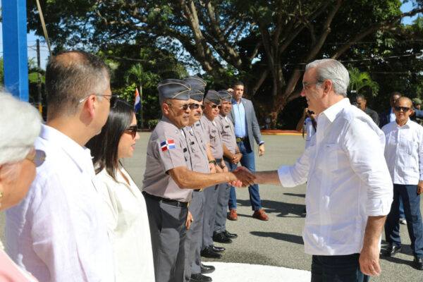 Abinader agradece contribución de la Policía a la consolidación de la paz