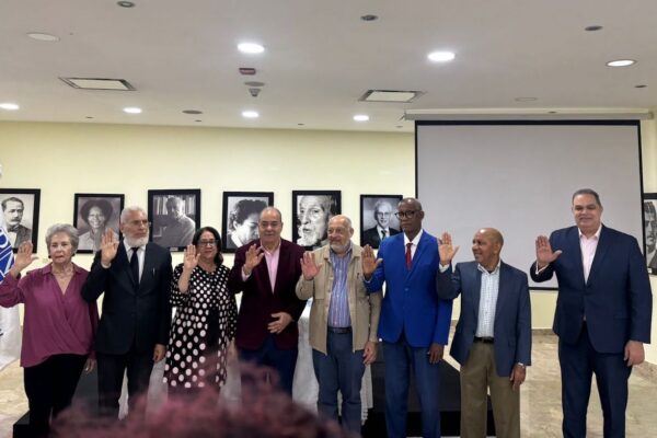 Juramentan nueva directiva de la Unión de Escritores Dominicanos