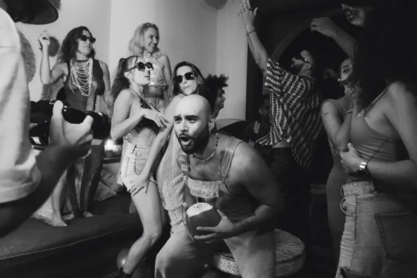 Chileno David Deflores lanza “Agüita de Coco”: una explosión musical tropical