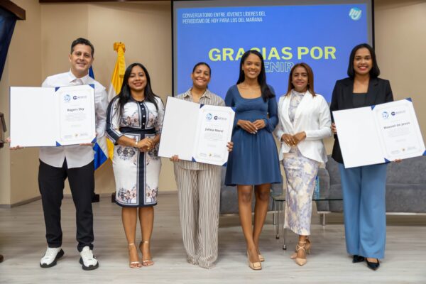 Jóvenes analizan el presente y el futuro del periodismo en conversatorio