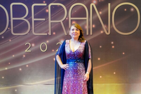 Emelyn Baldera celebra los 40 años del Premio Soberano con creación de Leonel Lirio