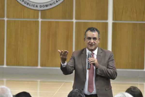 JCE presenta proyecto de la nueva cédula a otras organizaciones políticas