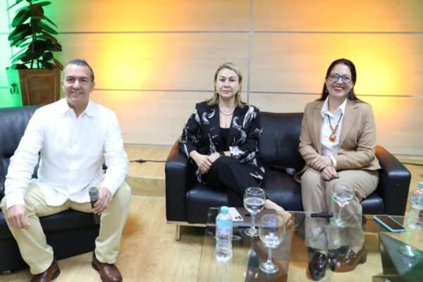 Académicos colombianos imparten conferencia sobre emprendedurismo en Coopnama