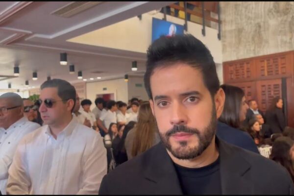 Manny Cruz expresa dolor por muerte de Rubby Pérez durante su funeral