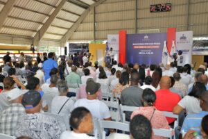 Kelvin Cruz entrega remozado multiuso de San José de los Llanos en SPM