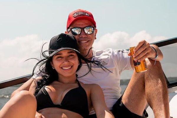 Salsero colombiano Jhonny Rivera le pide matrimonio a su novia 30 años menor