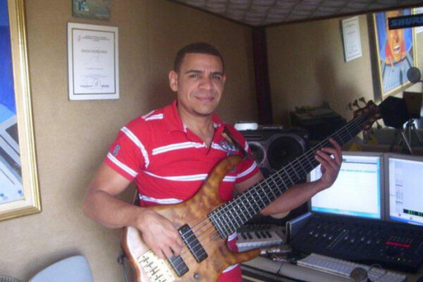 Muere bajista del bachatero Zacarías Ferreira