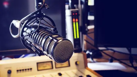 Emisora La X102.1 anuncia nueva programación