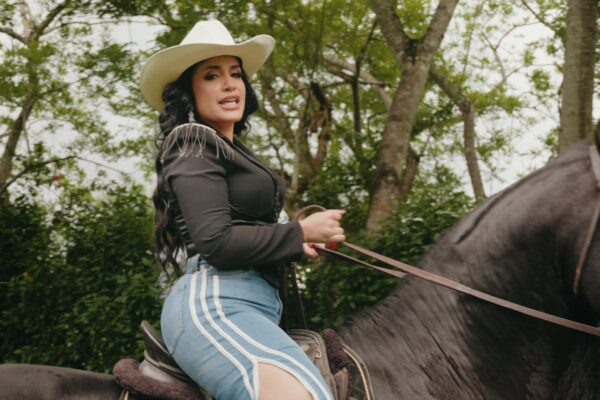 Luisanna Grullón estrena su vibrante videoclip “Ay Ay Ay”