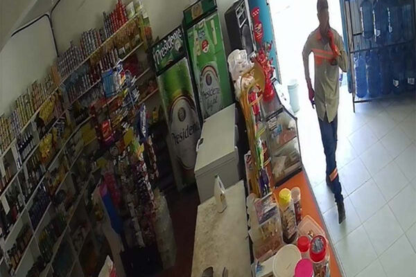 Policía Nacional detiene hombre se hacía pasar por contratista de Edeeste para extorsionar comercios