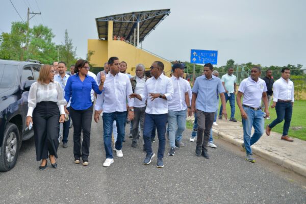 Ministro Kelvin Cruz realiza recorrido de supervisión de obras deportivas en Monte Plata