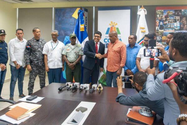 Alcalde Dío Astacio y el Consejo Municipal de Motoristas firman pacto para continuar regularización