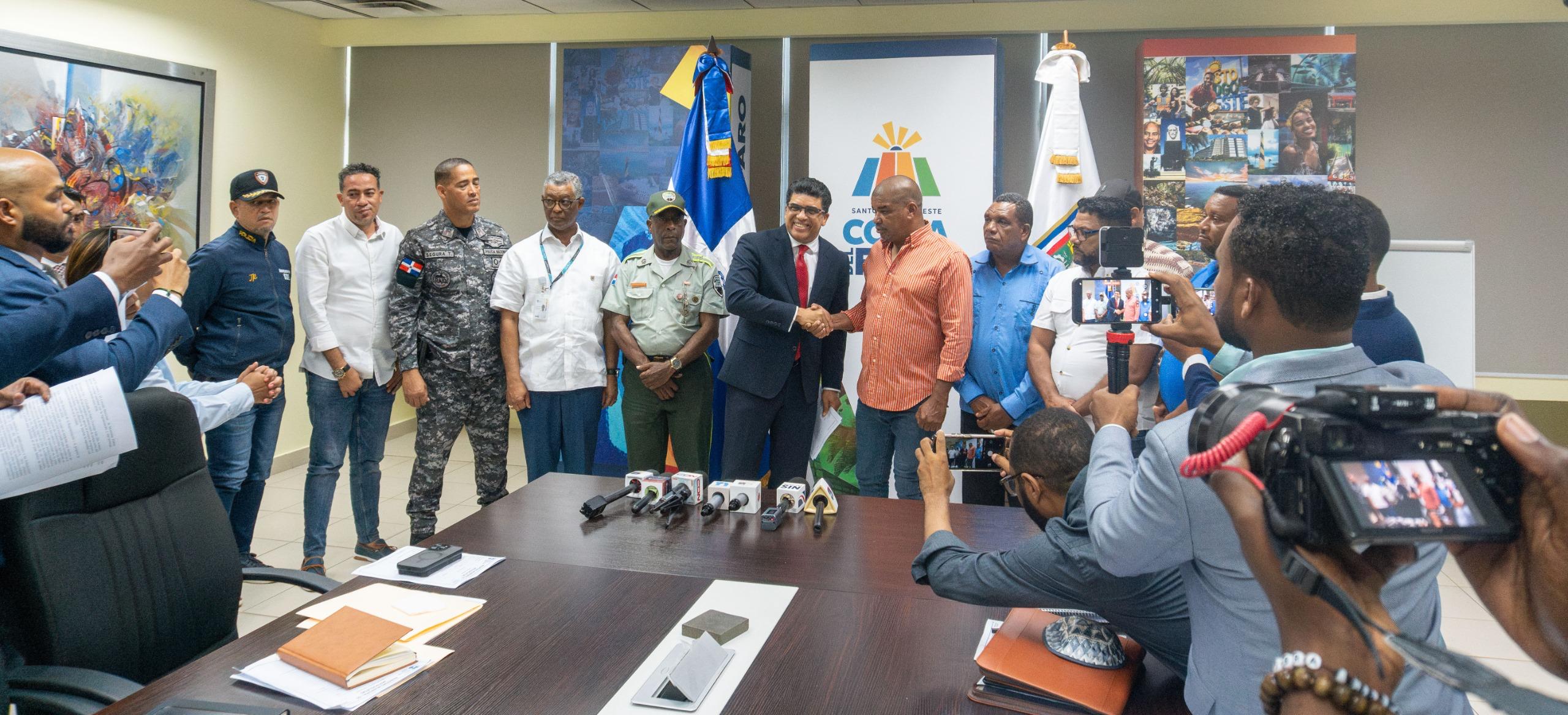 Alcalde Dío Astacio y el Consejo Municipal de Motoristas firman pacto para continuar regularización