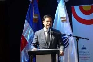 El Ministerio de Cultura ofreció este lunes los detalles del XII Festival Internacional de Teatro República Dominicana (FITE RD 2025) durante un encuentro con la prensa en el que se anunció a España como país invitado de honor.La actividad tuvo lugar en el Bar Juan Lockward del Teatro Nacional Eduardo Brito y estuvo encabezada por el ministro de Cultura, Roberto Ángel Salcedo, quien destacó la importancia del festival como una plataforma para democratizar el acceso al teatro y fortalecer los lazos entre artistas nacionales e internacionales. Salcedo afirmó que el FITE RD 2025 no solo llevará teatro a distintos territorios del país, sino que también ofrecerá espacios de formación y reflexión para el desarrollo de las artes escénicas. En el encuentro también participaron el viceministro de Creatividad y Formación Artística, Amaury Sánchez, y el director del Sistema Nacional de Festivales de Teatro, Richarson Díaz, quien ofreció los pormenores del evento. Dedicatorias nacionales e internacionales El FITE RD 2025 estará dedicado al destacado gestor cultural Freddy Ginebra, quien por más de 50 años ha apoyado de forma constante la actividad teatral nacional desde Casa de Teatro. Asimismo, se rendirá homenaje a la compañía española Teatro Corsario, reconocida por su particular tratamiento de los clásicos en lengua castellana y por su trayectoria de 43 años sobre los escenarios internacionales. Amplia participación nacional e internacional Los organizadores anunciaron que esta edición del festival contará con la participación de 15 compañías internacionales y 17 nacionales, así como con tres agrupaciones del Estado y un espectáculo de teatro de calle, fruto de un taller especializado. Los estudiantes del último curso de la Escuela Nacional de Arte Dramático también tendrán un espacio destacado dentro de la programación. En total, se han programado 78 presentaciones artísticas, con funciones dirigidas a público escolar, familiar y adulto. Las obras se presentarán en los principales teatros de Santo Domingo, Santiago, Puerto Plata, San Cristóbal, Azua, San Juan, Elías Piña y La Romana. Formación y acceso El festival incluirá siete talleres de formación artística en las áreas de dramaturgia, maquillaje, escenografía, dirección, mimo corporal e improvisación, a cargo de destacados maestros nacionales e internacionales. Las inscripciones para dichos talleres ya están abiertas a través del portal web del Ministerio de Cultura, y estos darán inicio a partir del 9 de septiembre. Apertura y cierre El acto inaugural del festival tendrá lugar el domingo 19 de octubre a las 5:30 p. m., en la sala Máximo Avilés Blonda del Palacio de Bellas Artes, con la presentación de la obra “El alcalde de Zalamea”, a cargo del Teatro Corsario. Por su parte, la clausura se llevará a cabo el jueves 30 de octubre en la sala Carlos Piantini del Teatro Nacional con la obra “Protocolo del Quebranto”, de la compañía española unahoramenos.