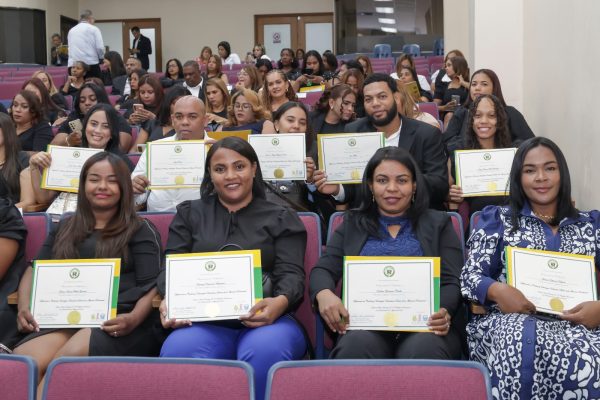 CONANI y Universidad Católica certifican a 98 colaboradores en diplomados de atención residencial a NNA