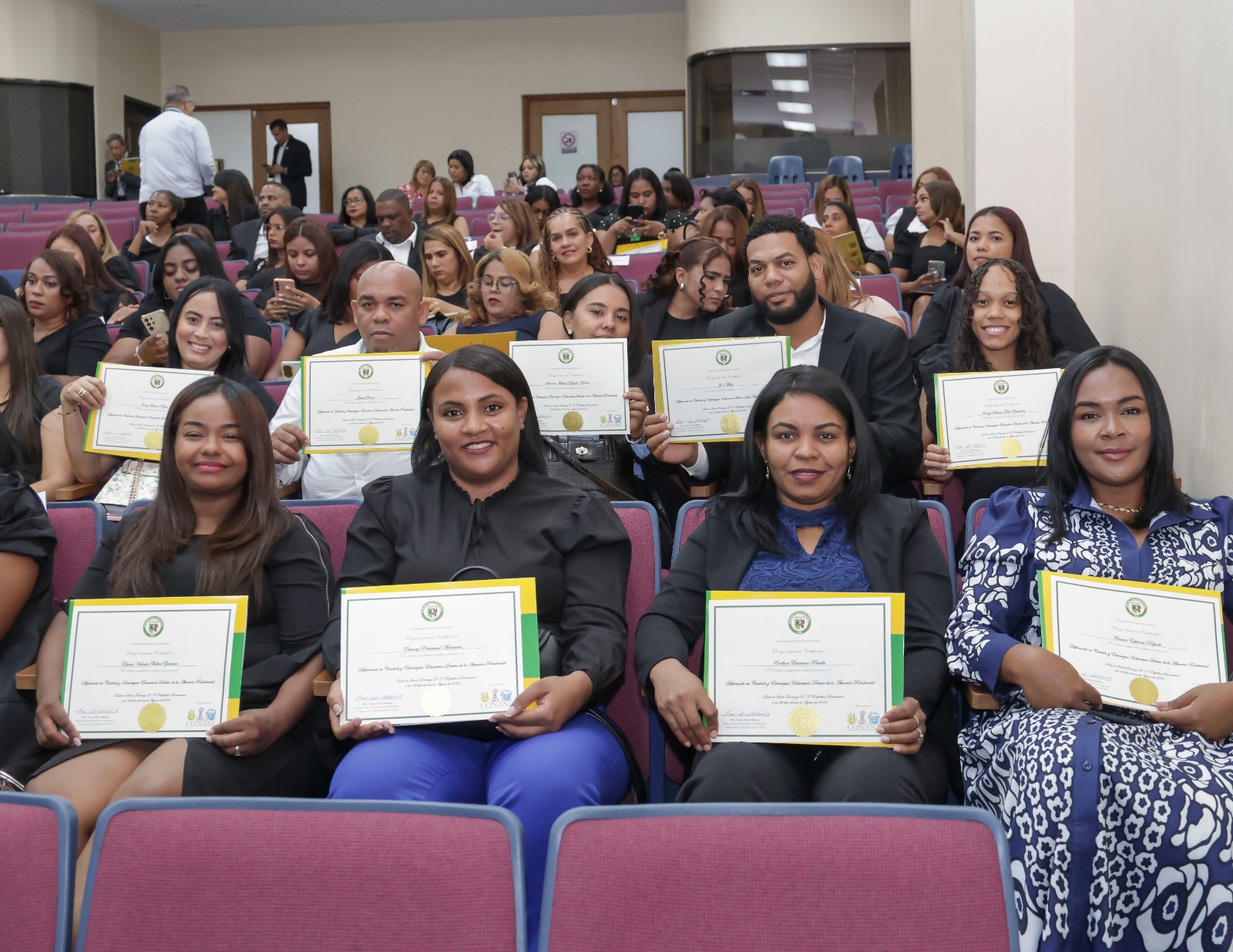 CONANI y Universidad Católica certifican a 98 colaboradores en diplomados de atención residencial a NNA