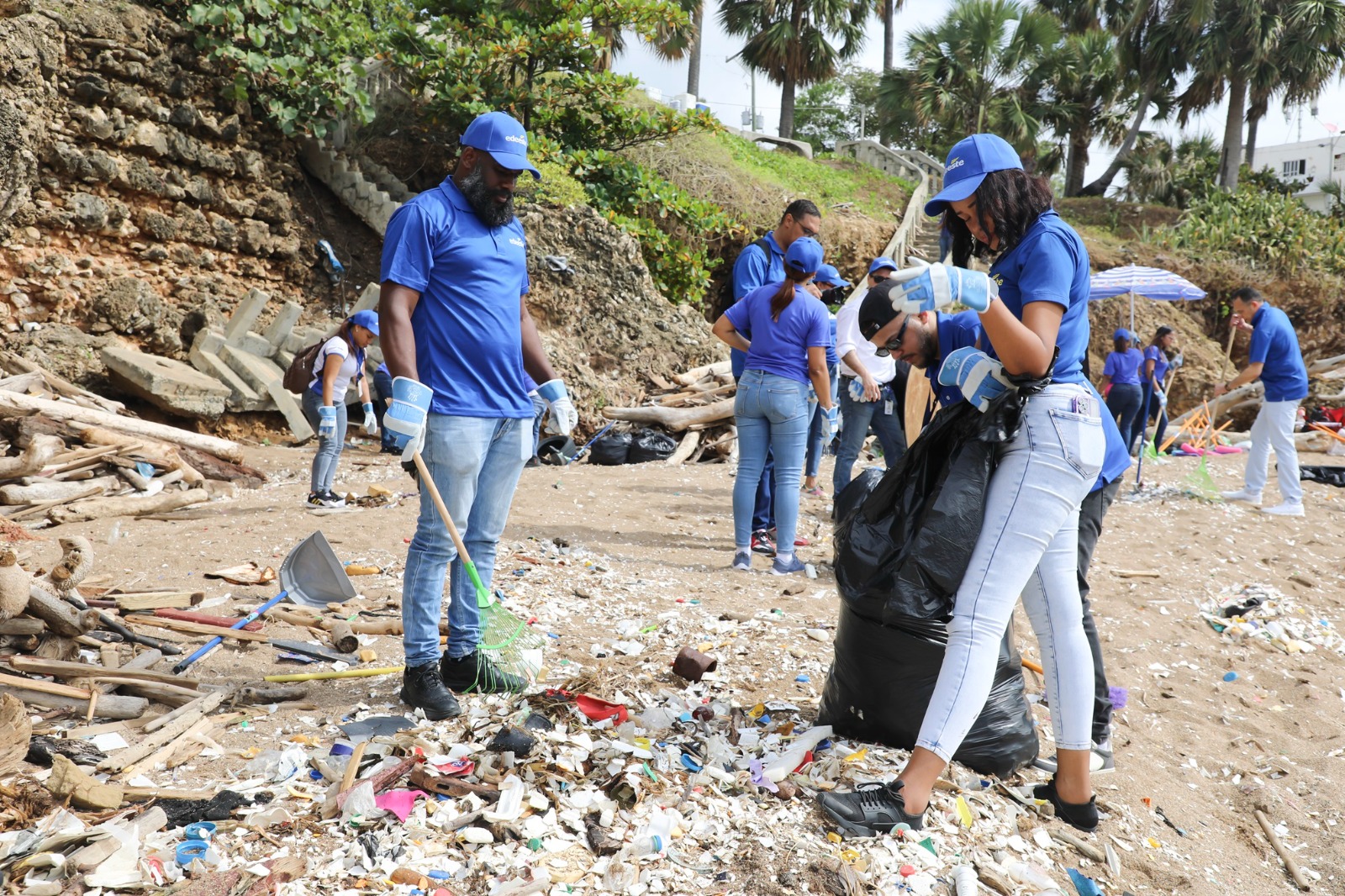 Colaboradores de Edeeste se unen a jornada del Día Mundial de Limpieza de Playas