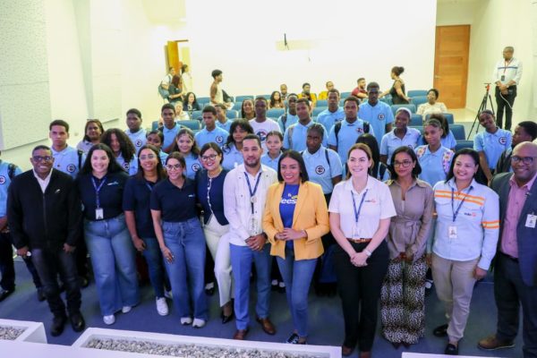 EDES dictan charla sobre eficiencia energética en la Feria del Libro 2025