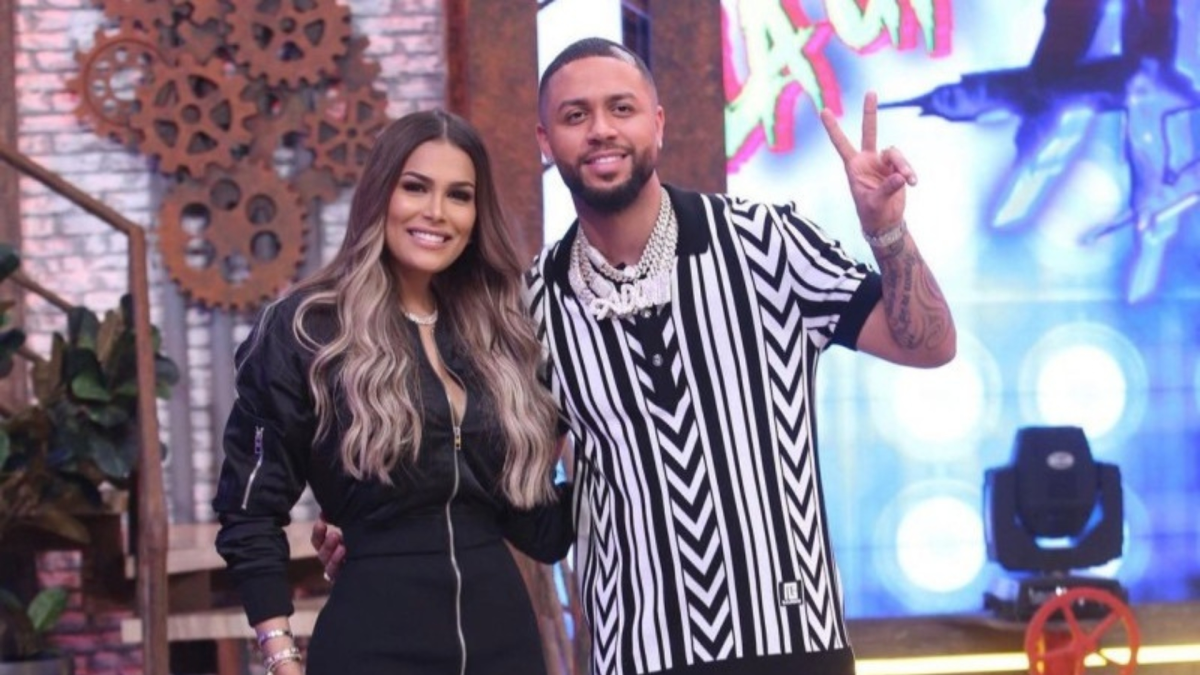 Dj Adoni vuelve a "marear" para no responder al beso viral con Caroline Aquino