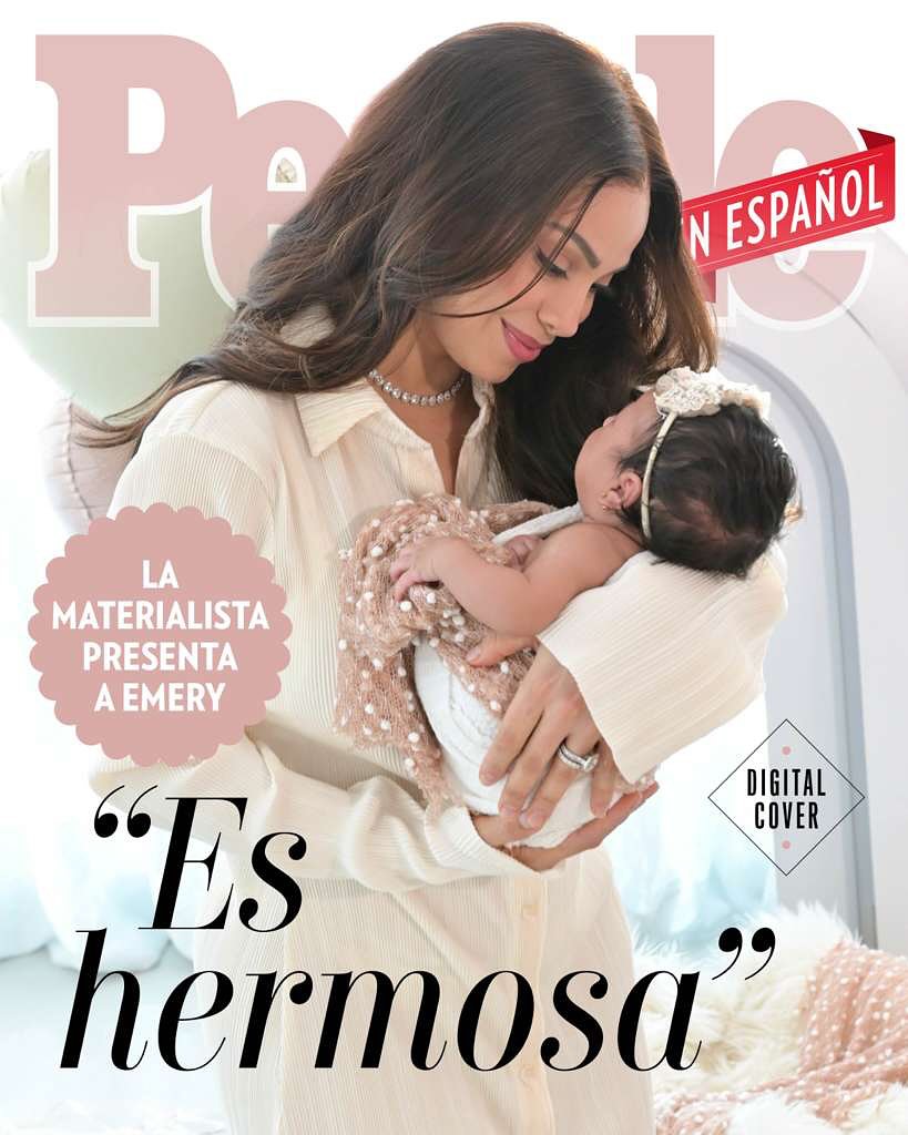 La Materialista prensenta por primera vez a su hija Emery