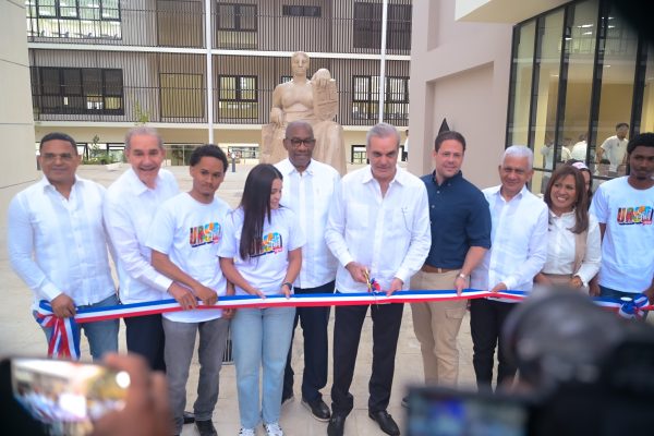 Senador Ricardo de los Santos en inauguración de centros UASD e ITLA en Cotuí