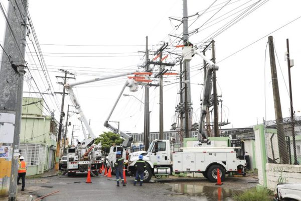 Edeeste brinda atención rápida a reportes de avería por efectos de tormenta Melissa Edeeste exhorta a los clientes dentro de su área de distribución canalizar a través de los canales institucionales cualquier tipo de situación que se presente
