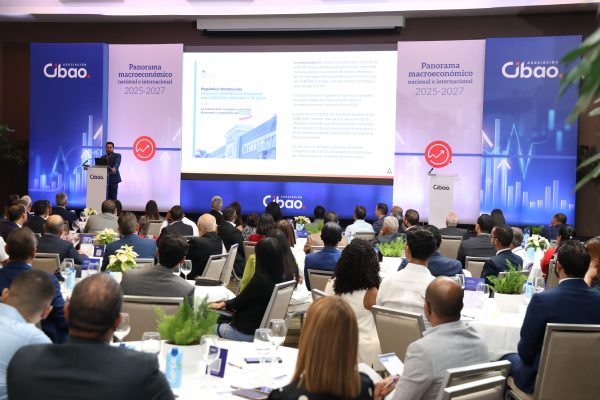 Asociación Cibao ofrece conferencia a clientes