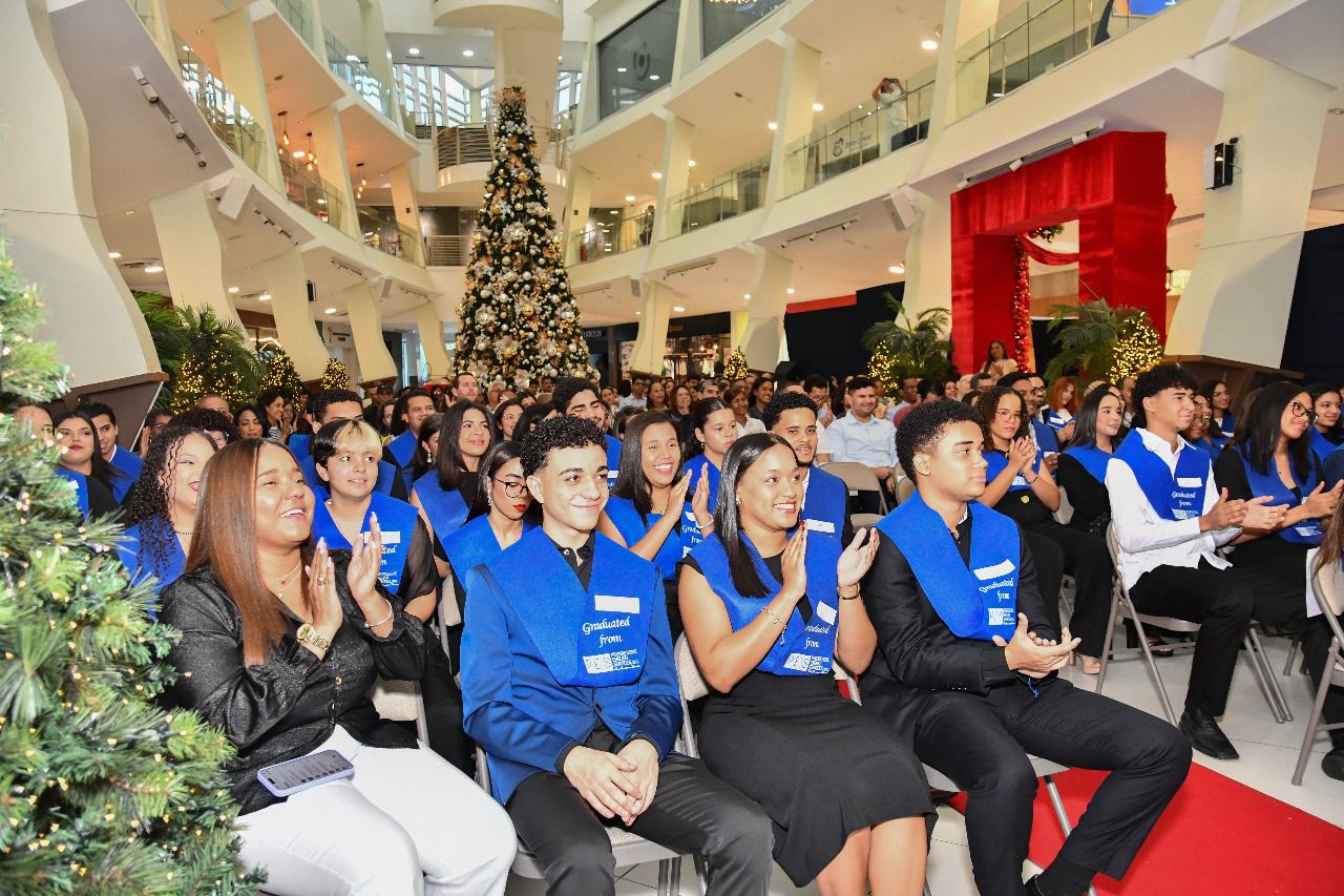 82 nuevos profesionales con dominio del inglés se integran al mundo académico y laboral de RD