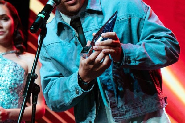 Ebenezer Guerra gana en la categoría Artista Revelación del Año en Premios Glamour 2025