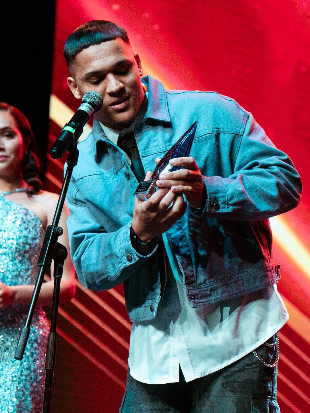 Ebenezer Guerra gana en la categoría Artista Revelación del Año en Premios Glamour 2025