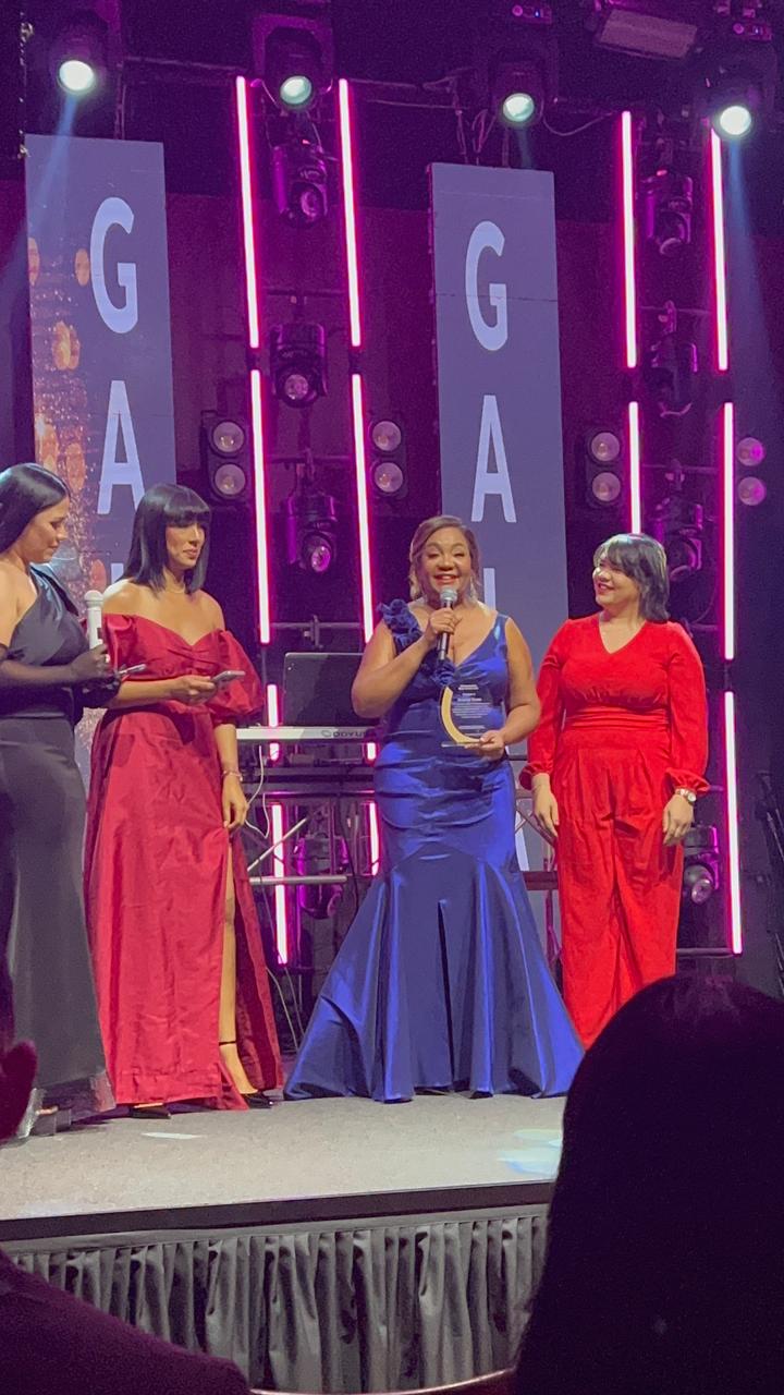 Amarilys Durán recibe reconocimiento "Mujer del Año"