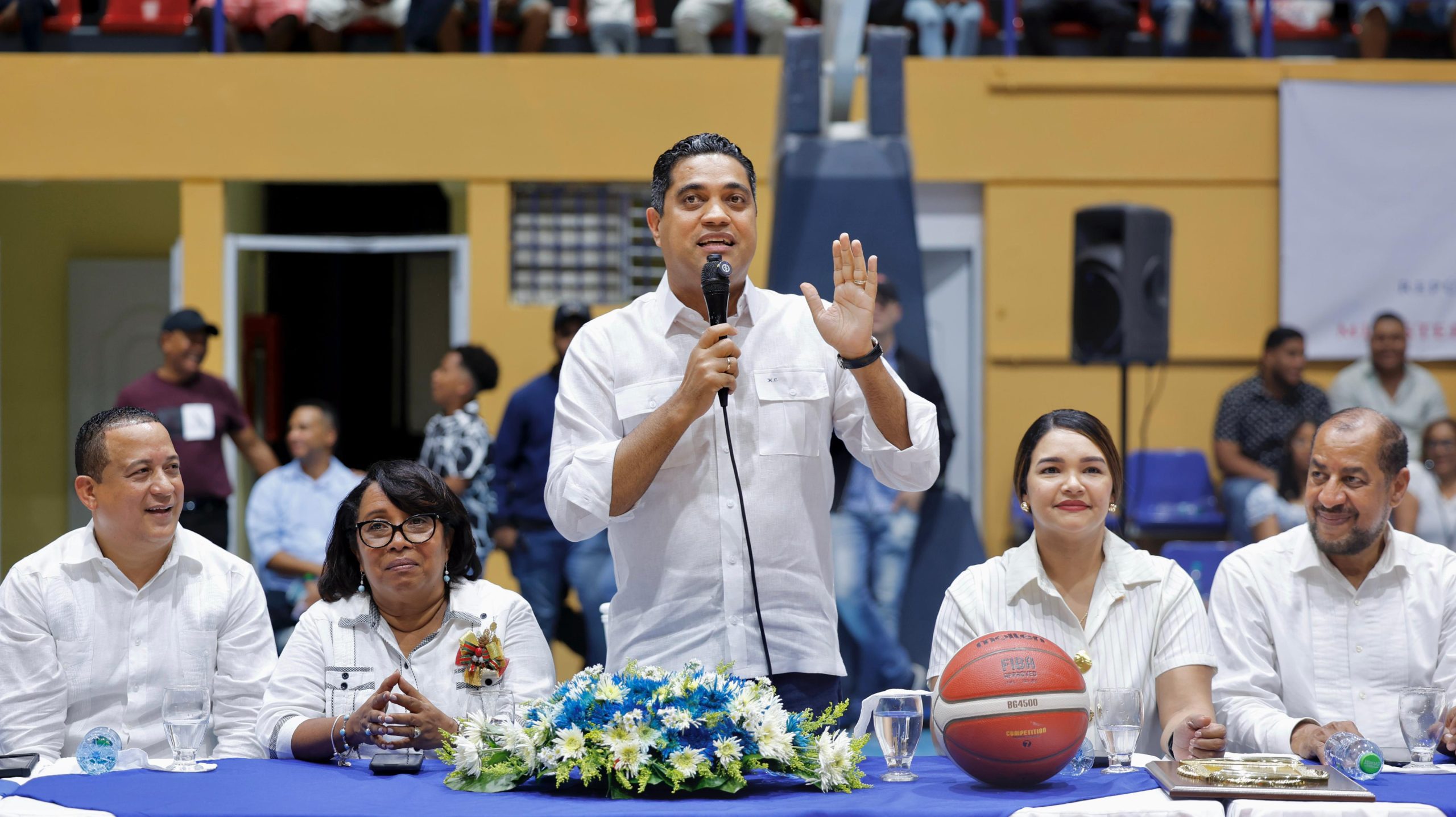 Kelvin Cruz remoza polideportivo y realiza aporte al TBS de Barahona