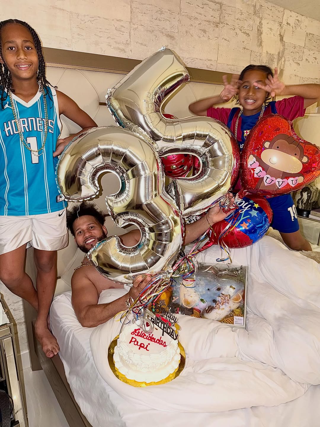 El Alfa celebra su cumpleaños número 35 junto a su familia