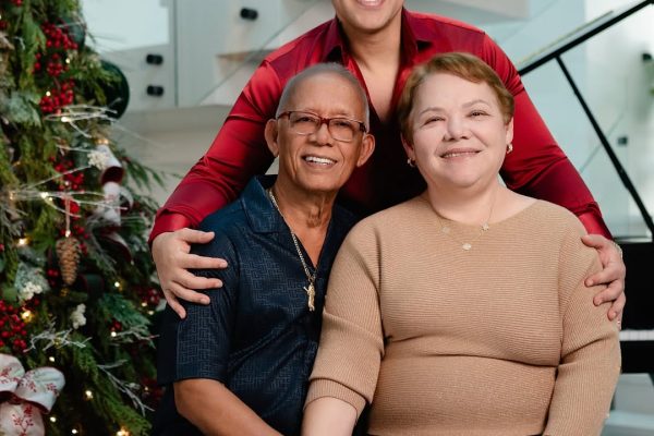 El Blachy cumple sueño de regalarle una casa a sus padres en Navidad