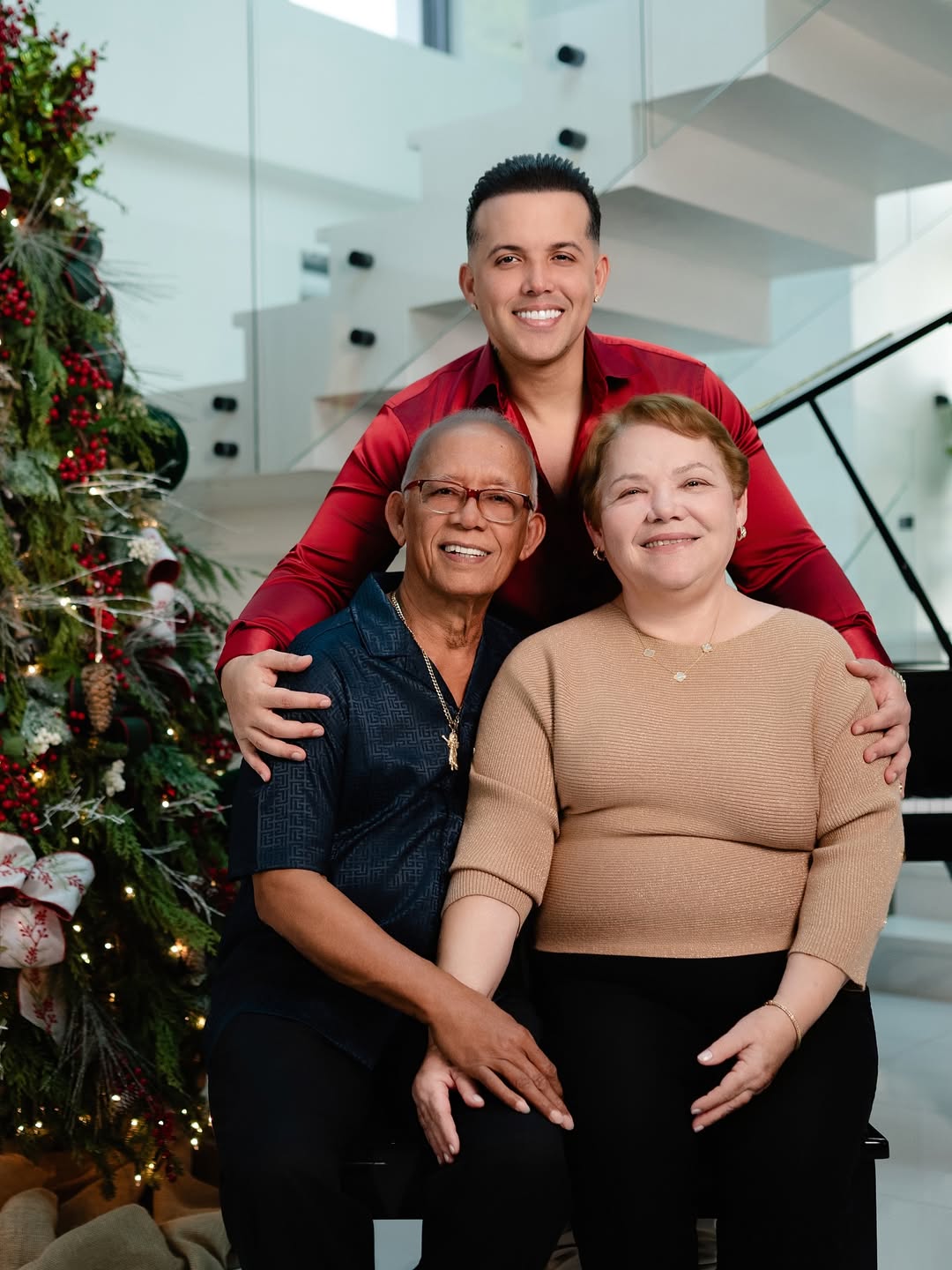 El Blachy cumple sueño de regalarle una casa a sus padres en Navidad