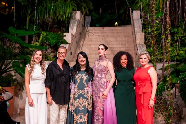 Miss Universo y Giannina Azar se unen en desfile por el autismo en RD