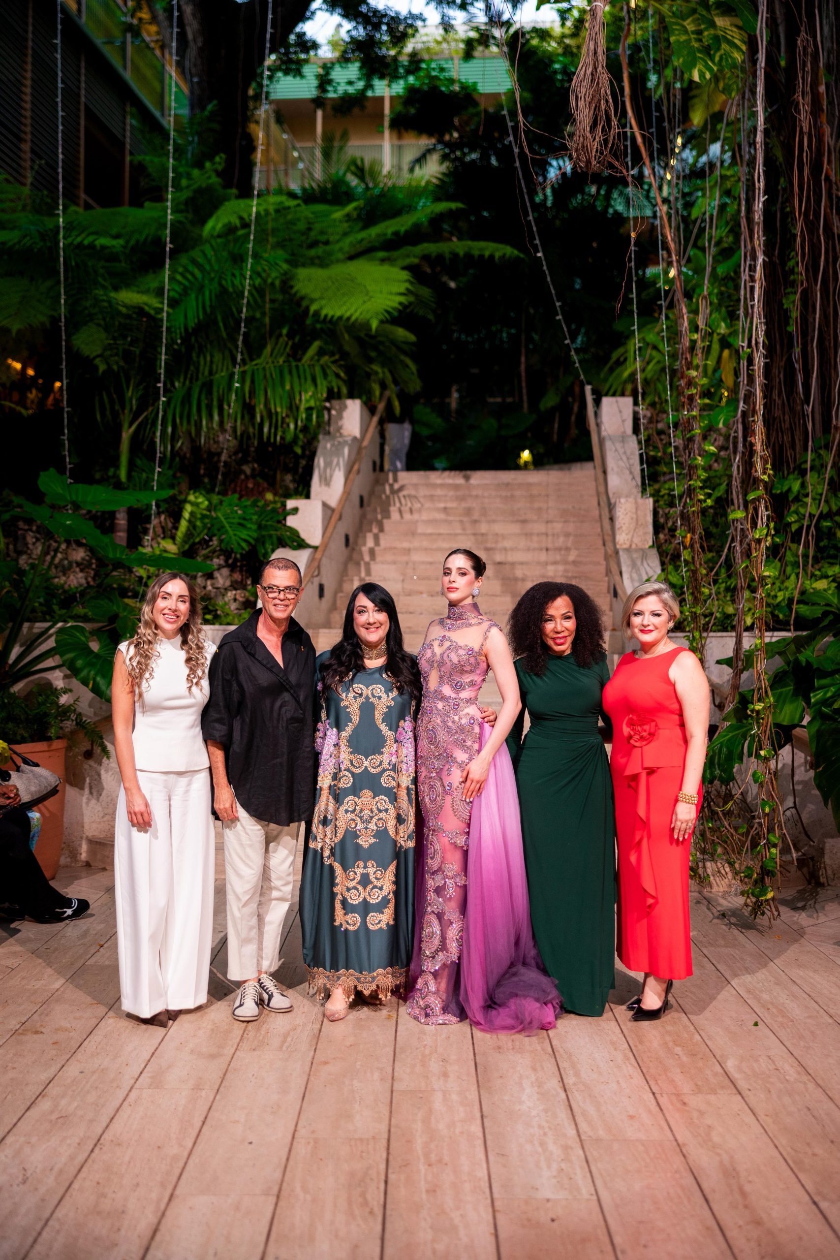 Miss Universo y Giannina Azar se unen en desfile por el autismo en RD