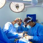 Tres jóvenes neurocirujanos realizan cirugía cerebral con paciente despierto en RD