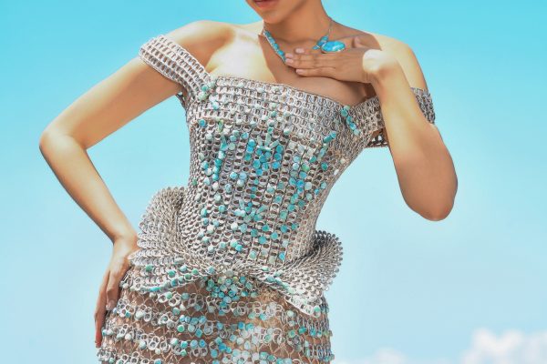 Melissa Santos impacta Premios Soberano con vestido hecho de tapas recicladas