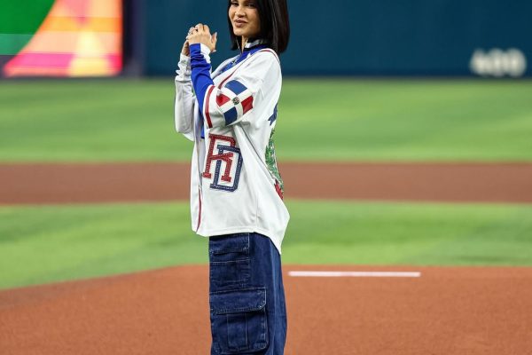 Natti Natasha lanza la primera bola en juego entre RD e Israel