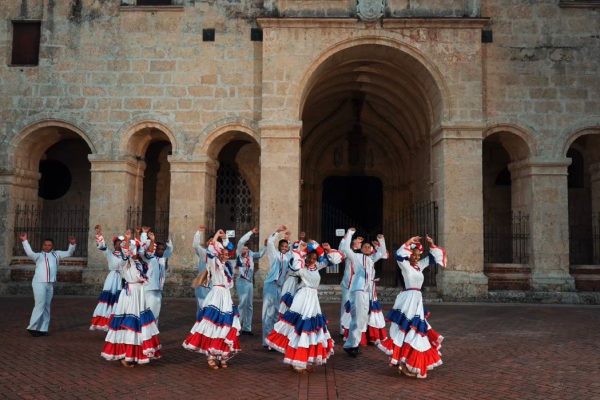 Agrupación “Lo de Aki” estrena álbum “Playlist”