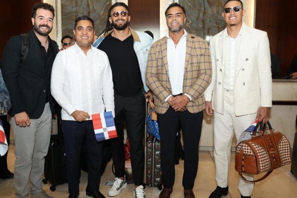 Kelvin Cruz recibe al equipo del Clásico Mundial de Béisbol