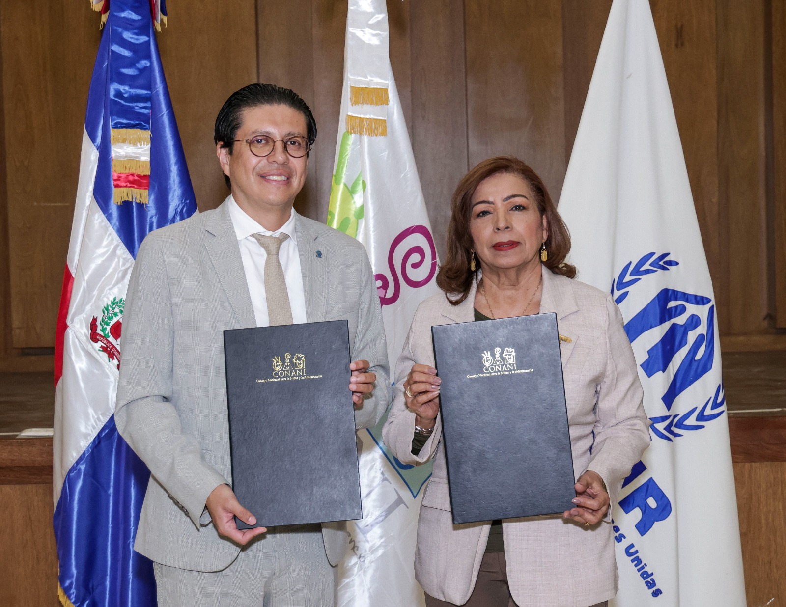 CONANI recibe minibuses donados por el ACNUR para fortalecer su capacidad de respuesta