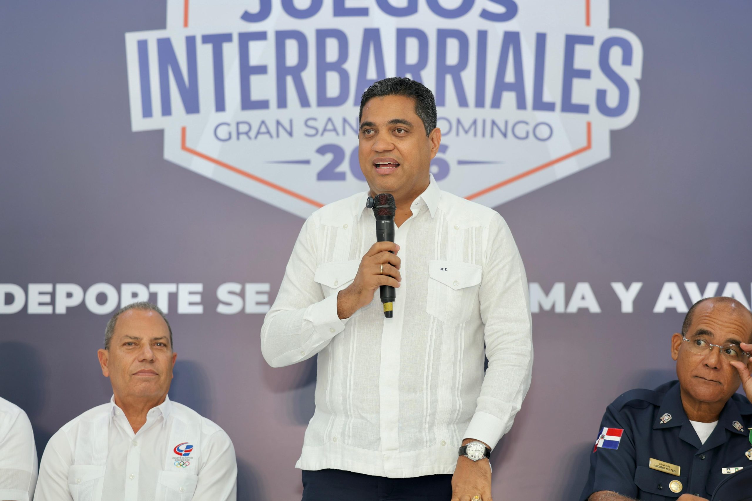 Kelvin Cruz anuncia Juegos Interbarriales de Baloncesto en el Gran Santo Domingo