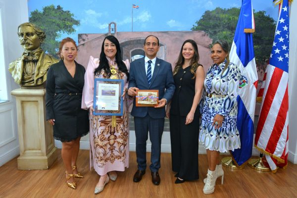 Alcaldía de Miami-Dade y Consulado dominicano en Miami reconocen trayectoria de Giannina Azar