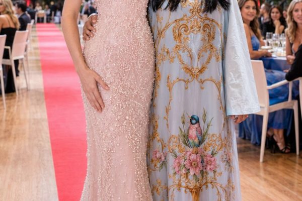 Giannina Azar deslumbra en Mónaco con su colección “María Antonieta” junto a Miss Universo